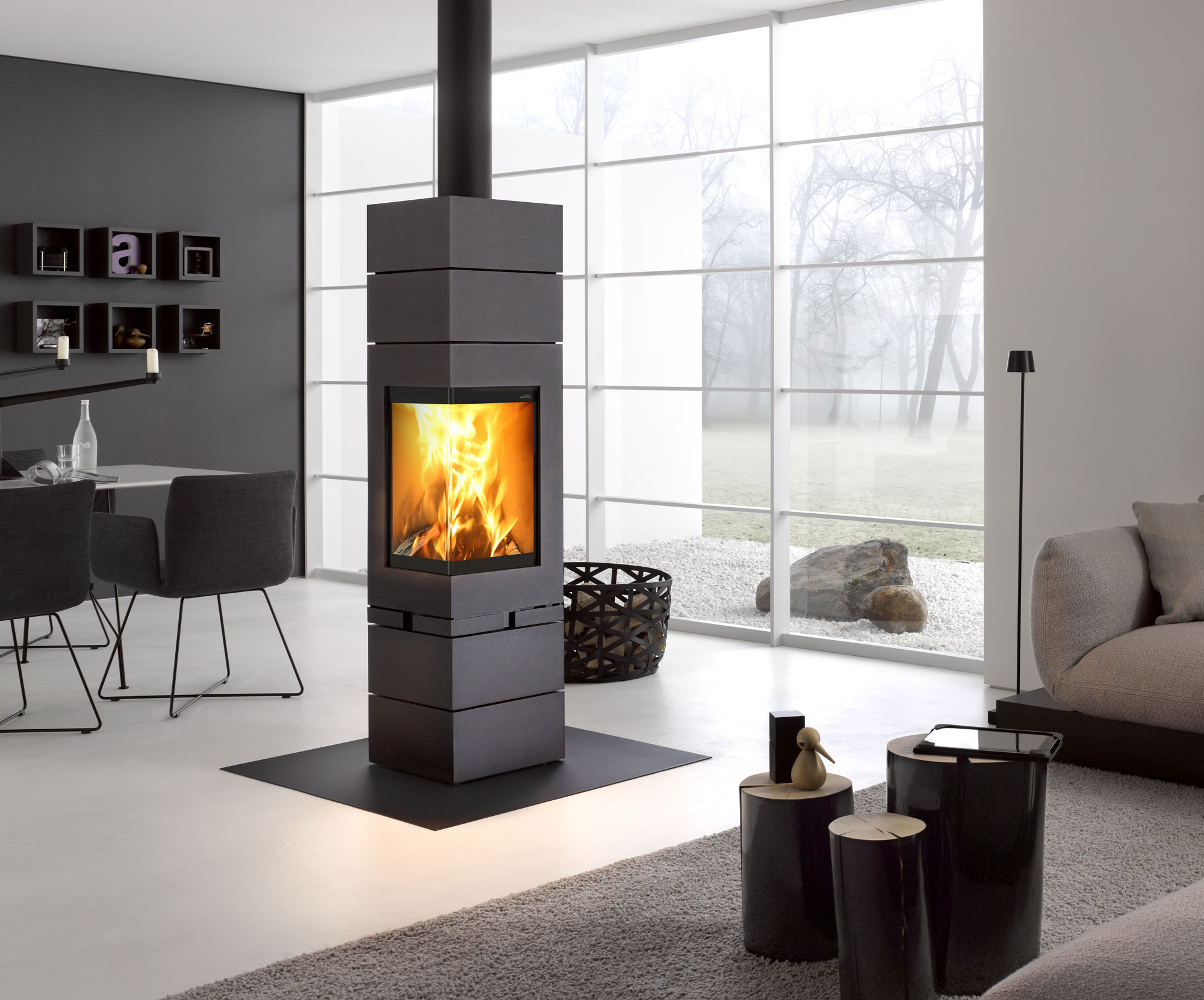 Kaminofen im Wohnbereich großem Fenster
